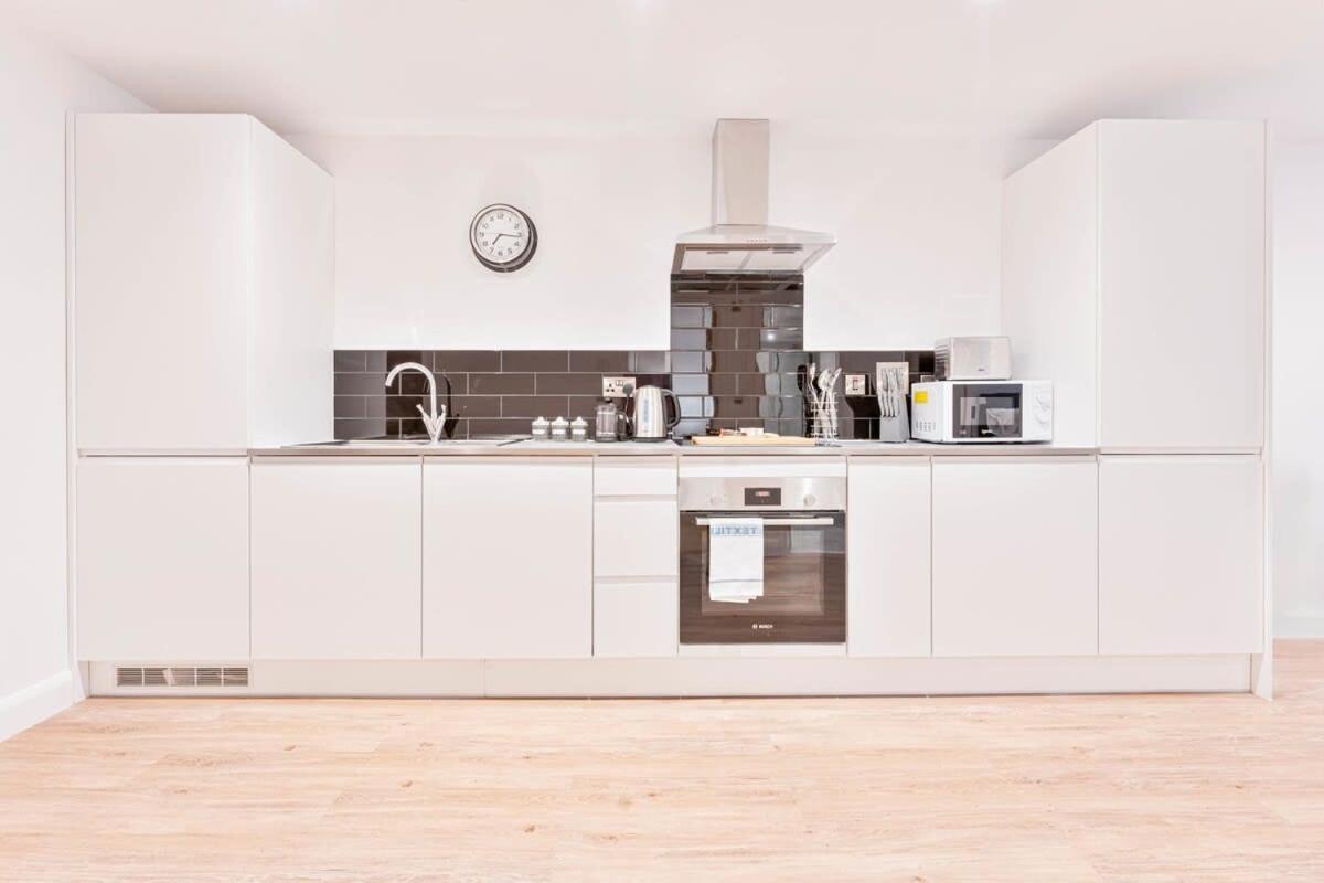 Lovely 2 Bed In Burton-on-trent Apartment *